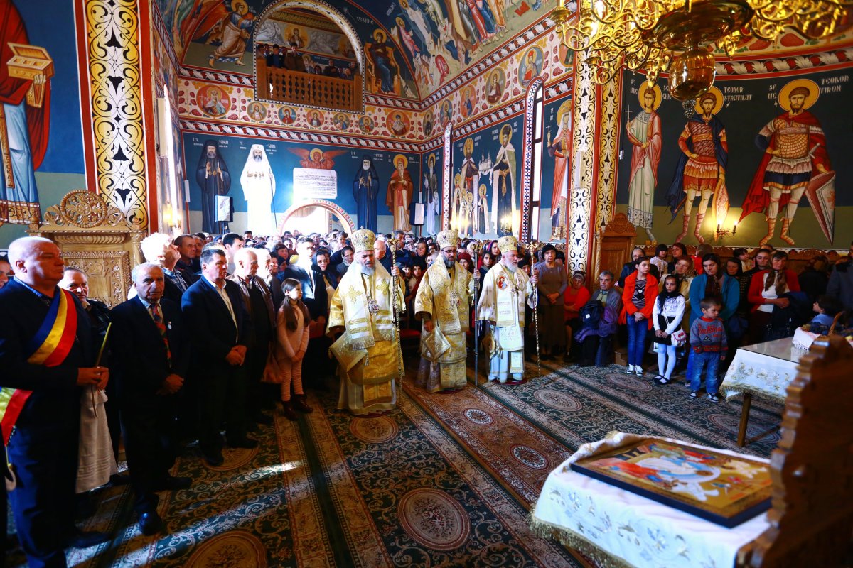 Trei ierarhi au sfinţit biserica din Lopătari 29729