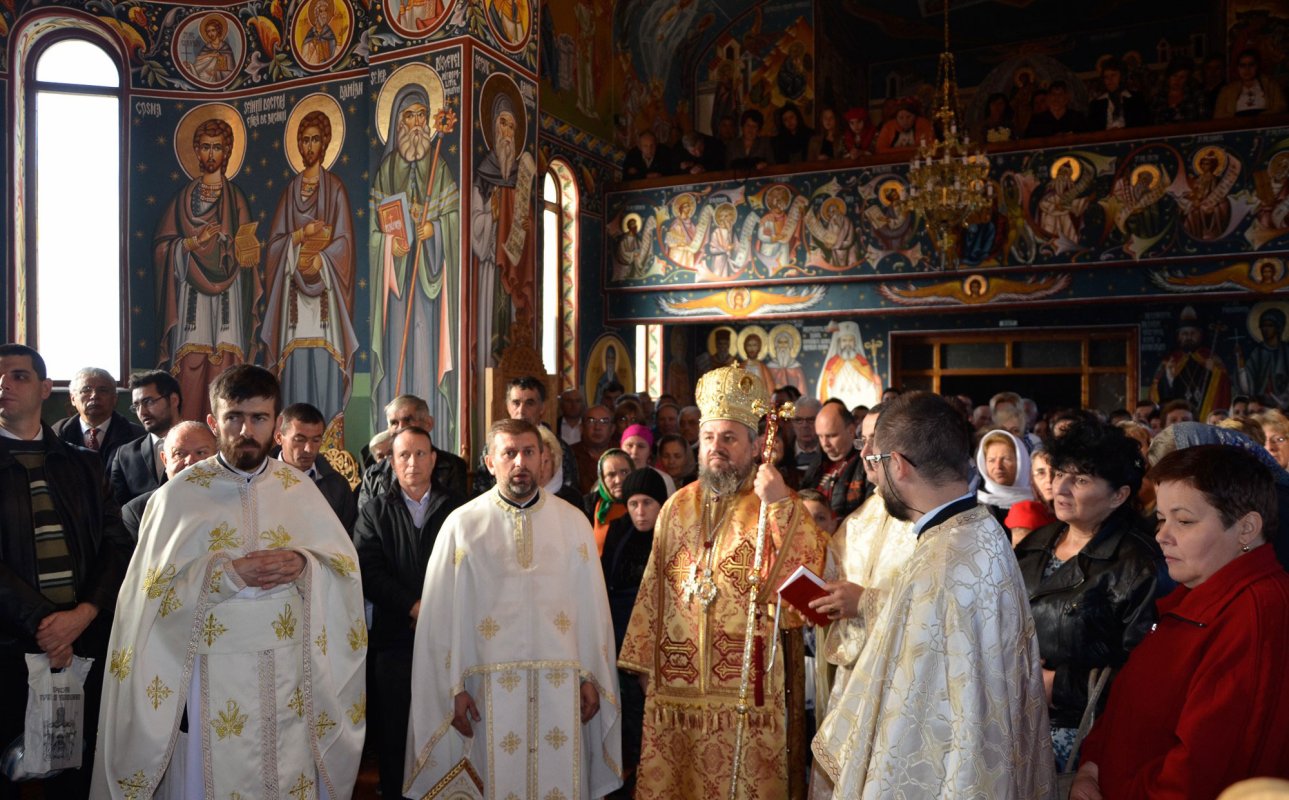 Târnosiri şi slujbe arhiereşti în Duminica a 23-a după Rusalii 29678