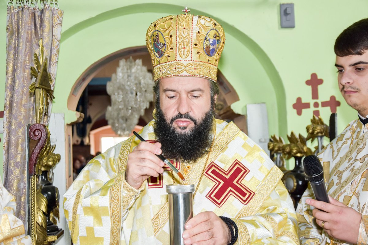 Sfinţire de catapeteasmă şi târnosire de biserică în Banat 29261