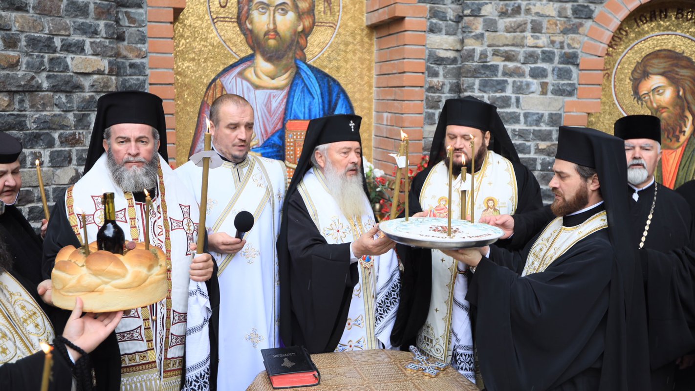 Parastas pentru Arhiepiscopul Justinian, la Mănăstirea Rohia 29127