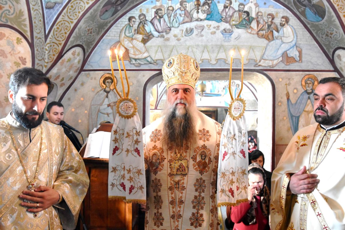 Sfântă Liturghie arhierească în parohia vâlceană Sâmnic 28771