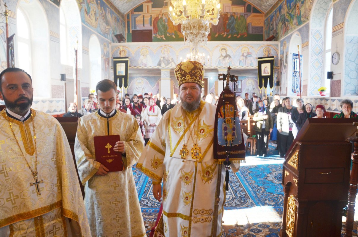 Slujiri arhiereşti în Duminica a 22-a după Rusalii 28759