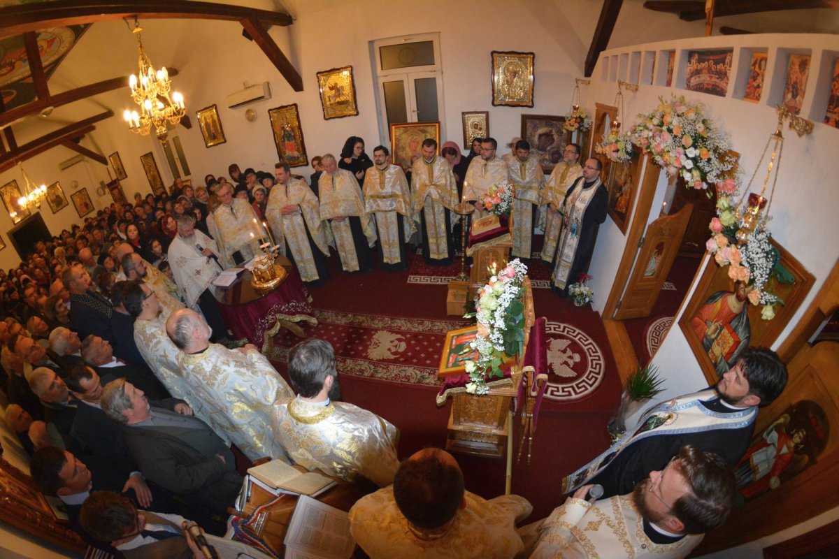 „Îngerii aşază lumea pe cărarea mântuirii“ 28615