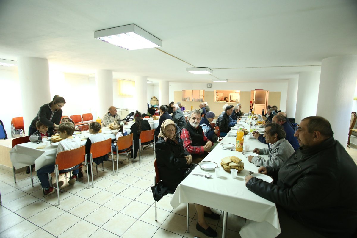 Zece ani de activitate la cantina Bisericii „Nașterea Domnului” din Sibiu 28660