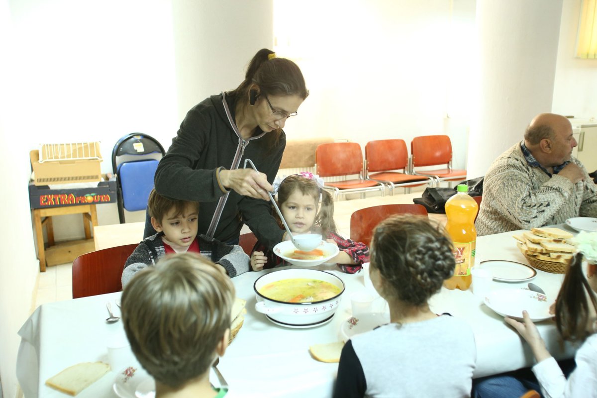 Zece ani de activitate la cantina Bisericii „Nașterea Domnului” din Sibiu 28661