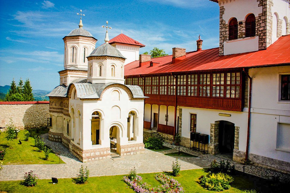 IPS Părinte Varsanufie a slujit la hramul Mănăstirii Arnota 28579