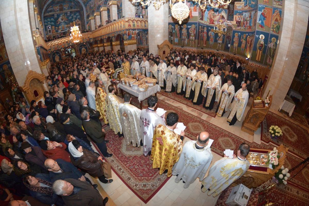 Sfântul Ierarh Nectarie, cinstit de mii de pelerini la Iaşi 28554