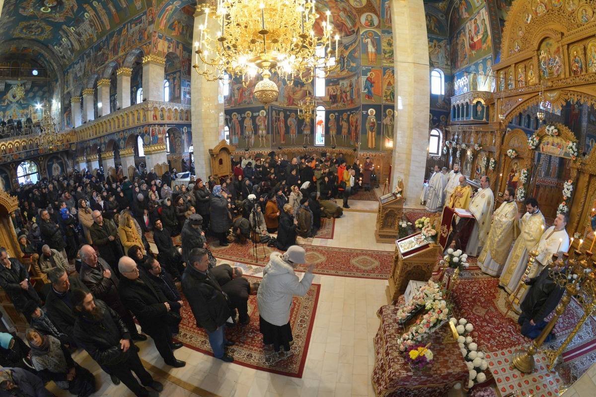 Sfântul Ierarh Nectarie, cinstit de mii de pelerini la Iaşi 28555