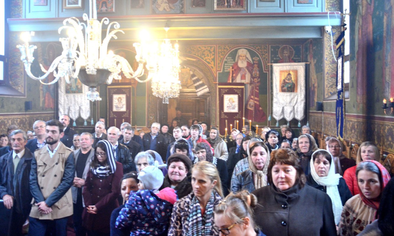 Slujiri arhiereşti şi hramuri de Sfinţii Arhangheli Mihai şi Gavriil 28561