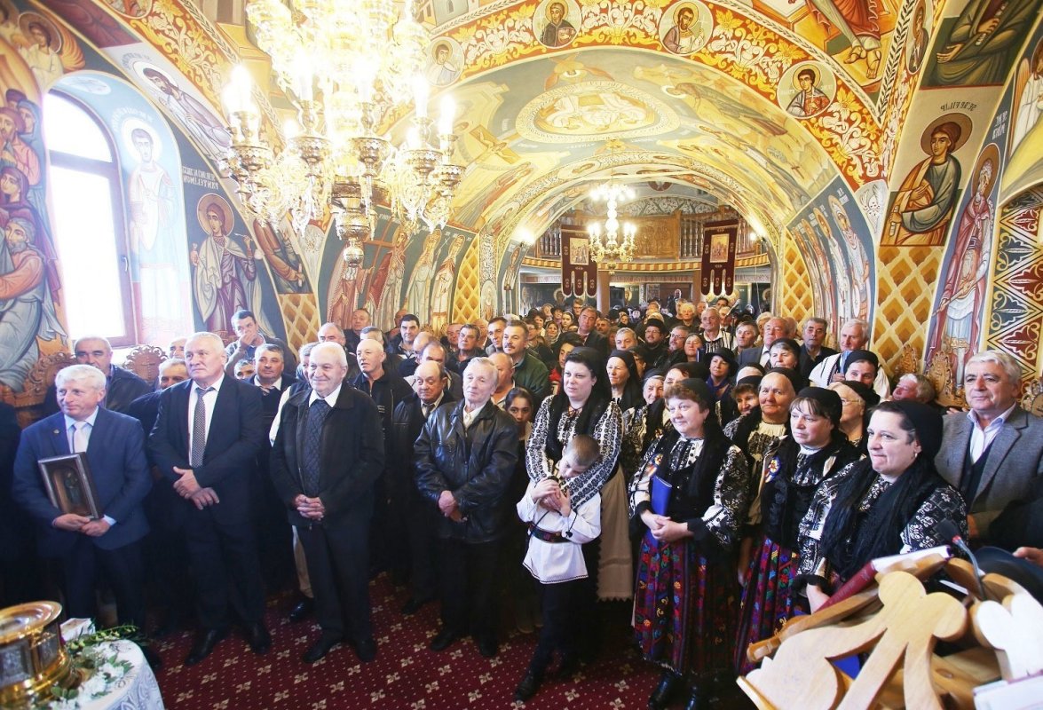 Slujiri arhiereşti şi hramuri de Sfinţii Arhangheli Mihai şi Gavriil 28562