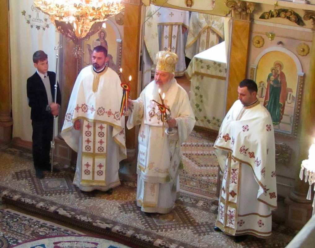 Slujiri arhiereşti şi hramuri de Sfinţii Arhangheli Mihai şi Gavriil 28564