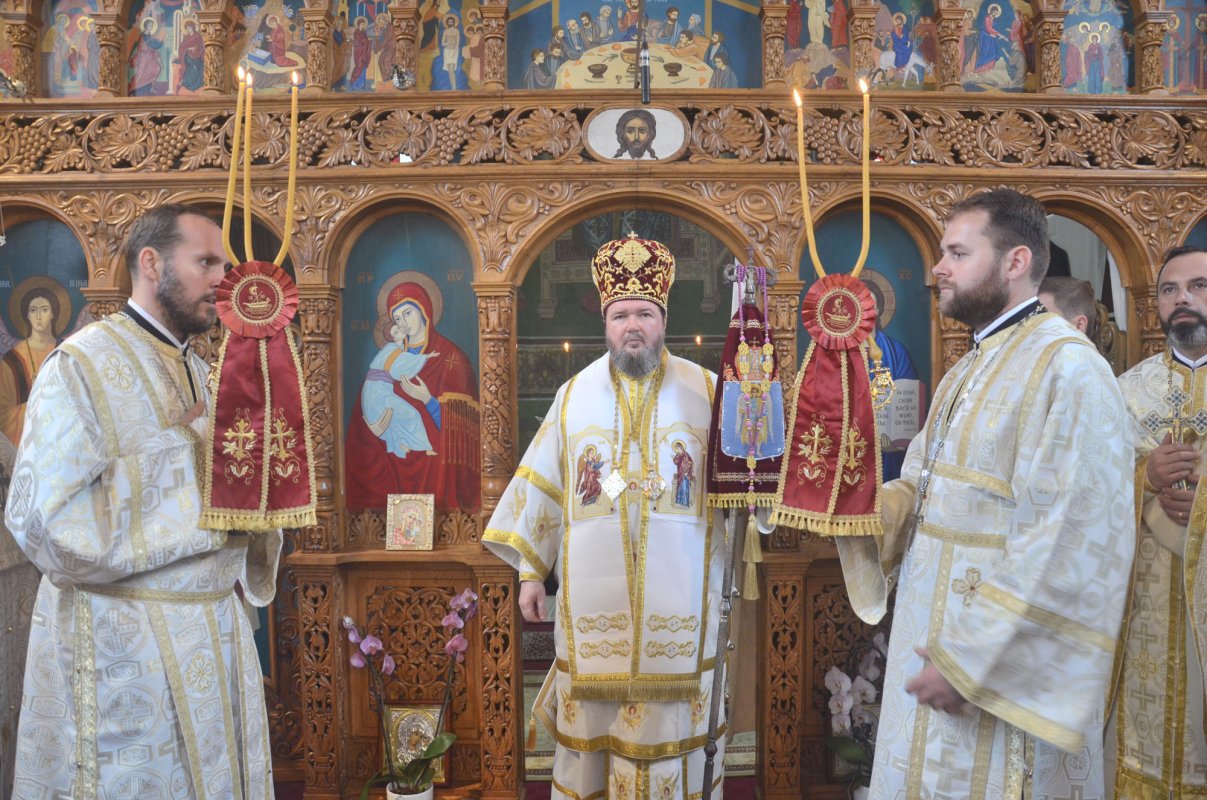 Slujiri arhiereşti şi hramuri de Sfinţii Arhangheli Mihai şi Gavriil 28565