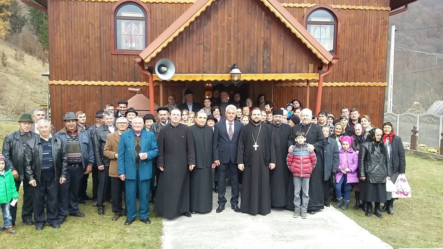 Slujiri arhiereşti şi hramuri de Sfinţii Arhangheli Mihai şi Gavriil 28566