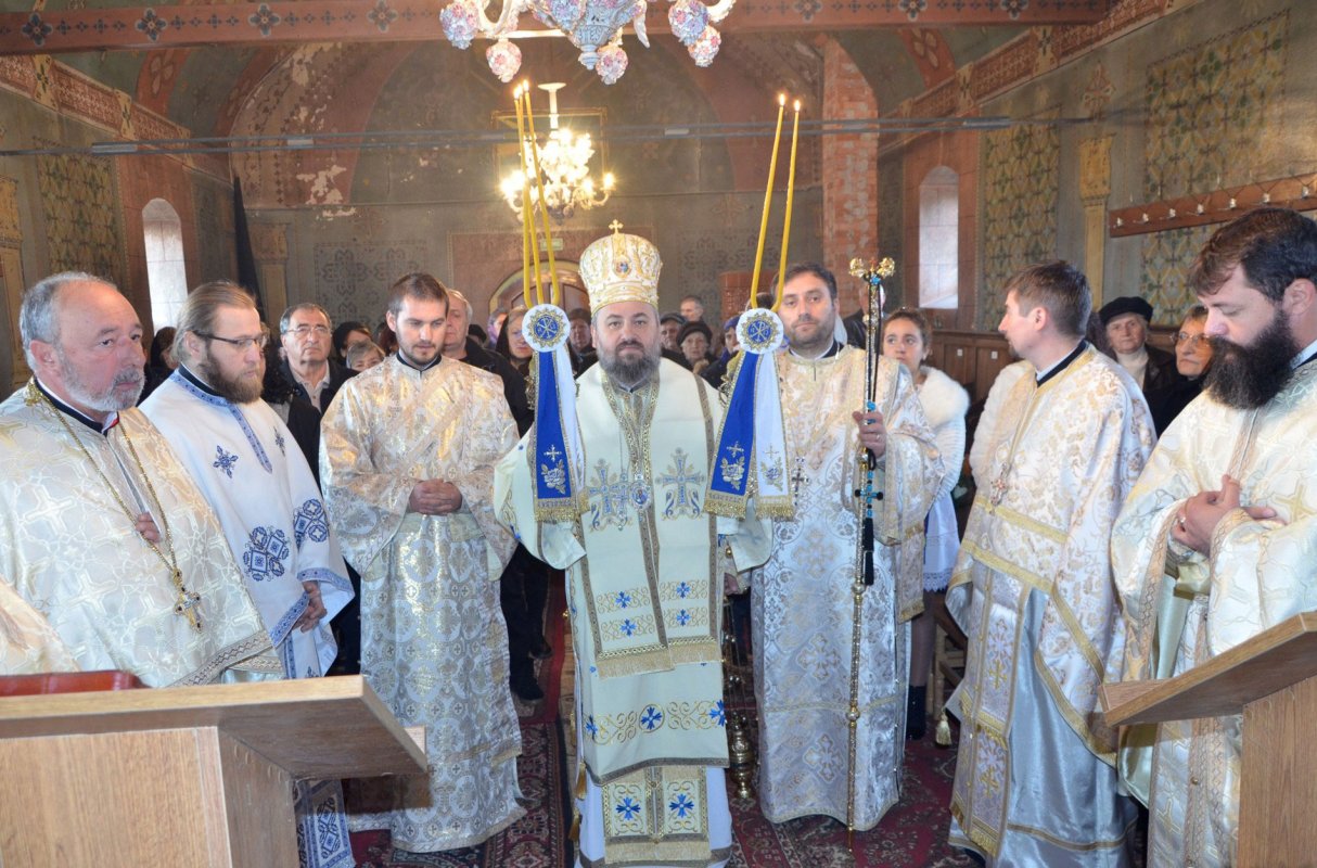 Slujiri arhiereşti şi hramuri de Sfinţii Arhangheli Mihai şi Gavriil 28567