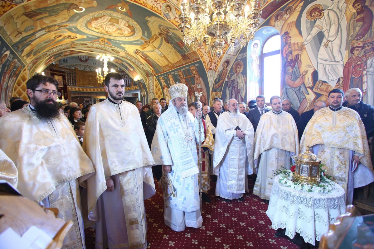 Slujiri arhiereşti şi hramuri de Sfinţii Arhangheli Mihai şi Gavriil 28568