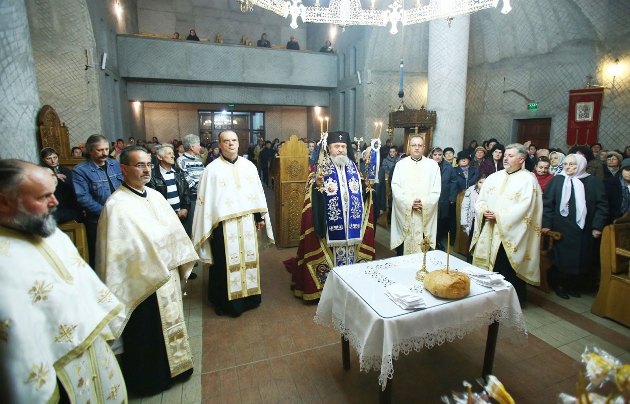 Slujiri arhiereşti şi hramuri de Sfinţii Arhangheli Mihai şi Gavriil 28571