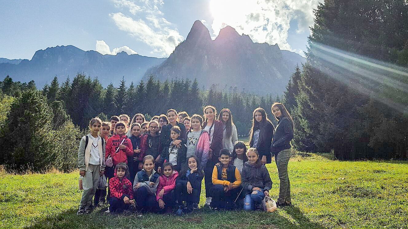 Micii zugravi care bat la porțile cerului 28357