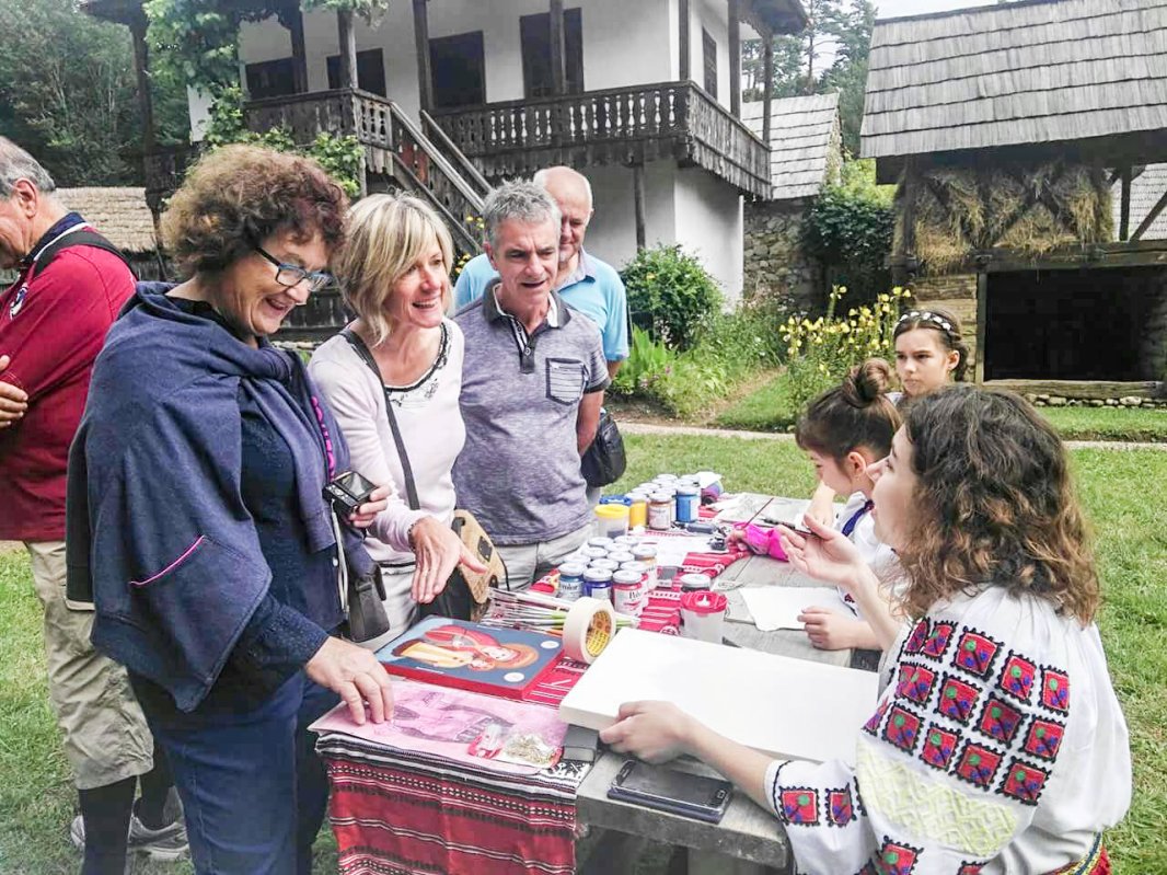 Micii zugravi care bat la porțile cerului 28358