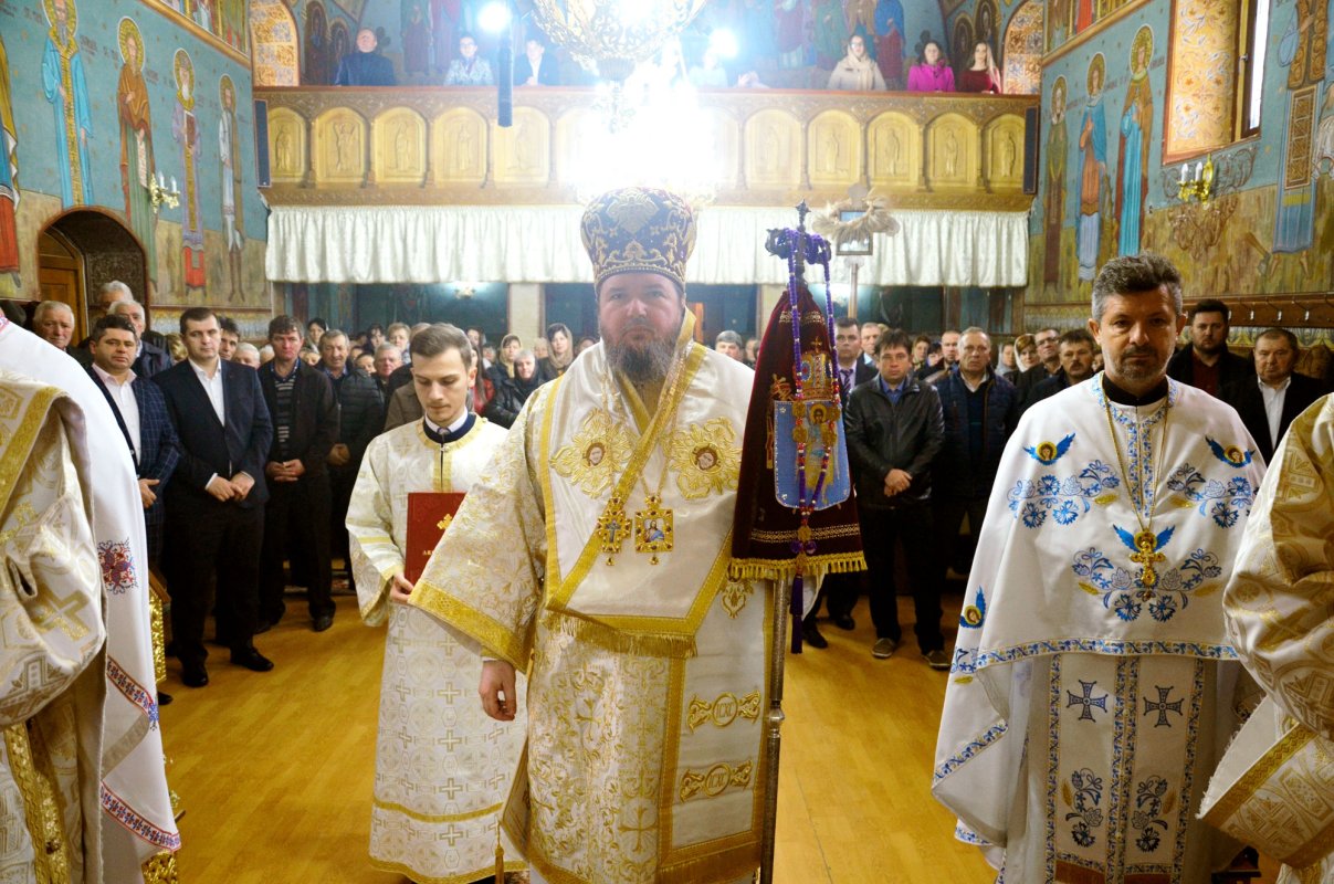 Slujiri arhiereşti în Duminica a 25-a după Rusalii 28328