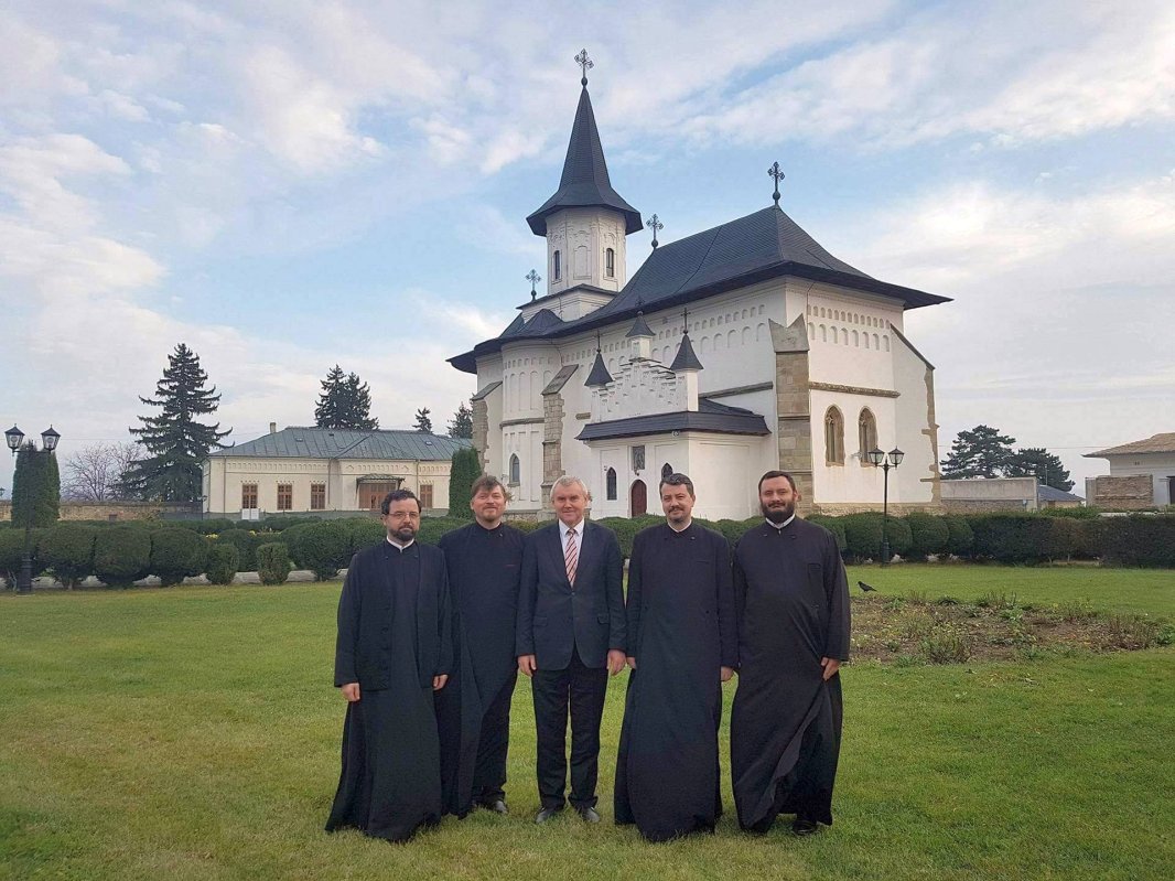 Ambasadorul Republicii Belarus, în vizită la Catedrala din Roman 28261