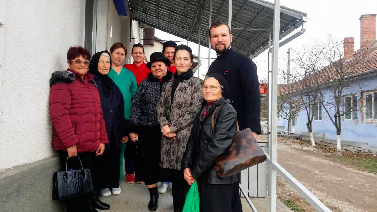 Daruri pentru bolnavi oferite de credincioşi din Luduş 28218