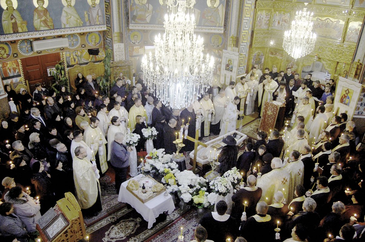 Părintele Vasile Itineanț condus pe ultimul drum 28034