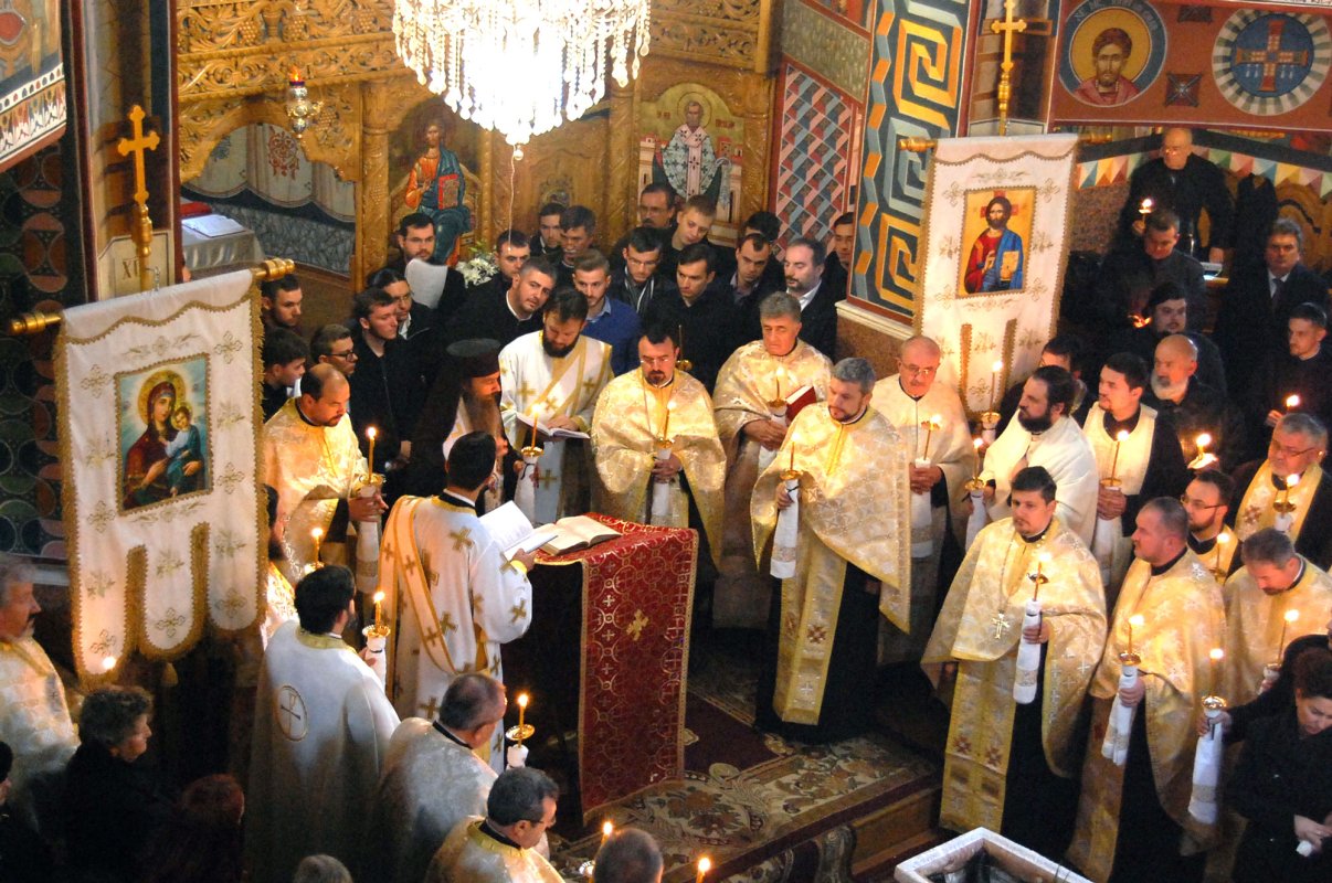 Părintele Vasile Itineanț condus pe ultimul drum 28037