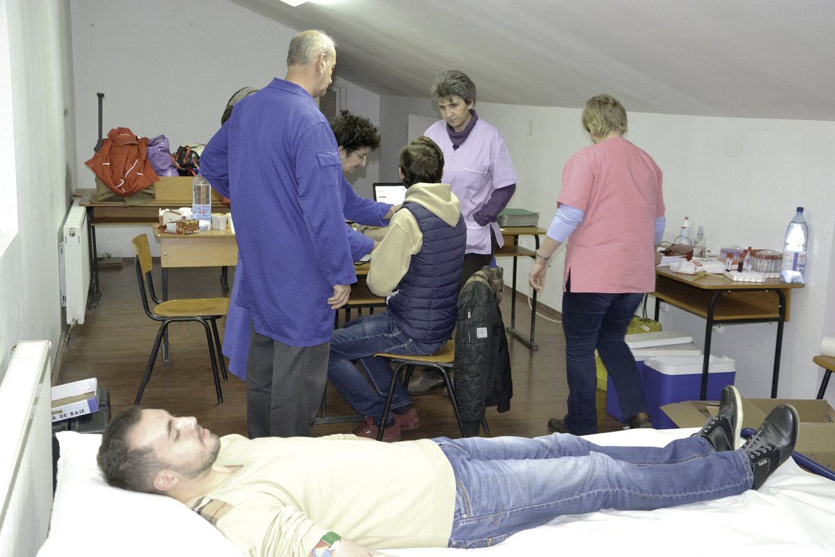 Studenții teologi în ajutorarea semenilor 28043