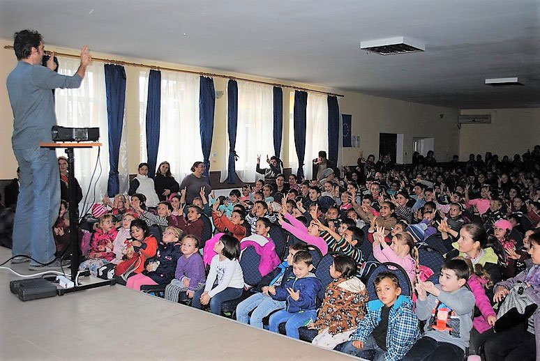 Spectacole susținute de Leon Magdan pentru sute de copii din Protopopiatul Turda 27955