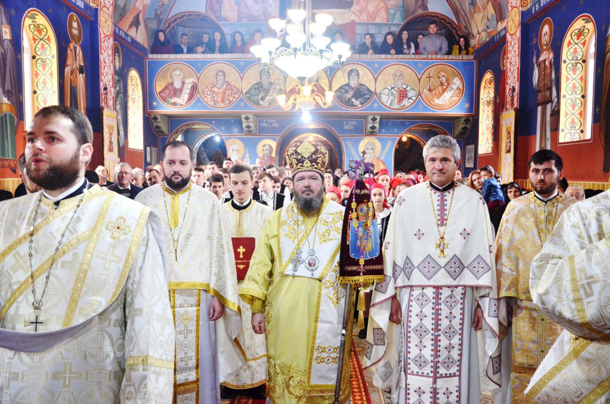 Slujiri arhiereşti în prima duminică din Postul Naşterii Domnului 27878