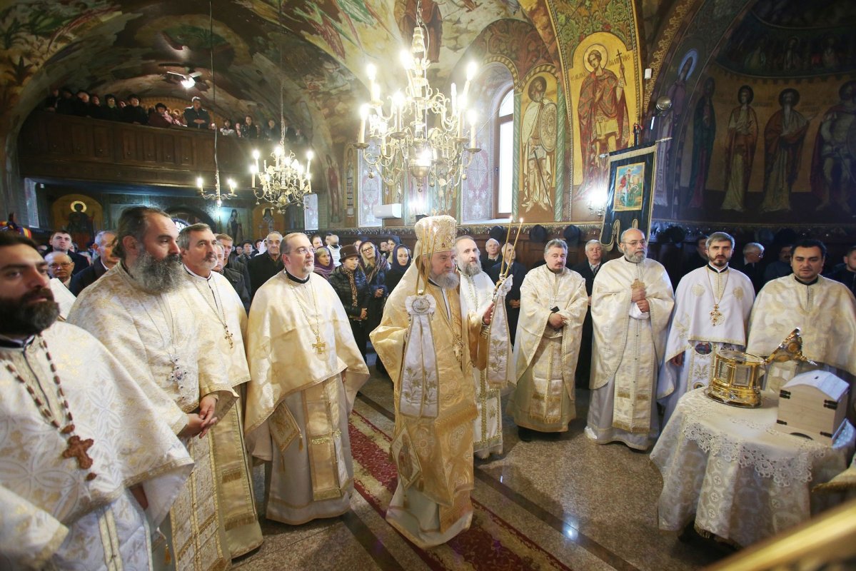 Slujiri arhiereşti în prima duminică din Postul Naşterii Domnului 27879