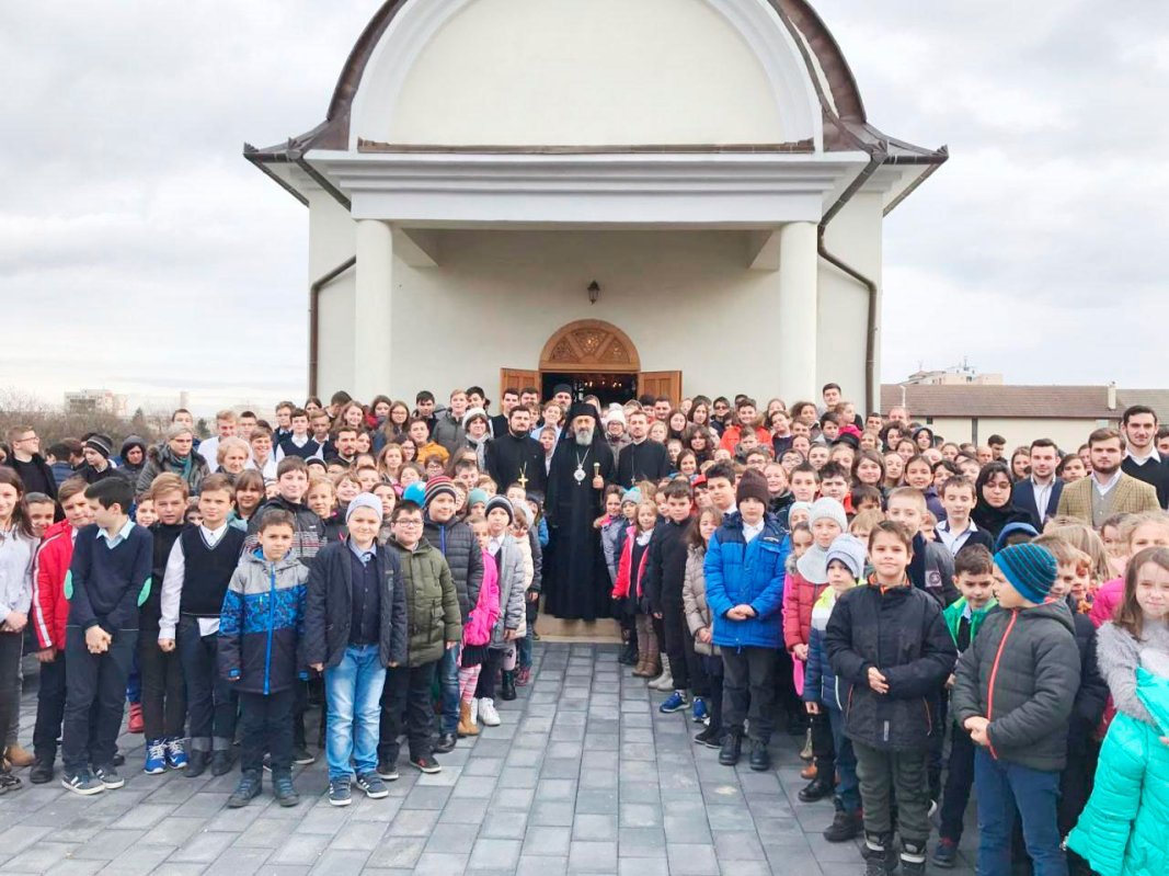 Hramuri şi slujiri arhiereşti la sărbătoarea Intrarea în biserică a Maicii Domnului 27764