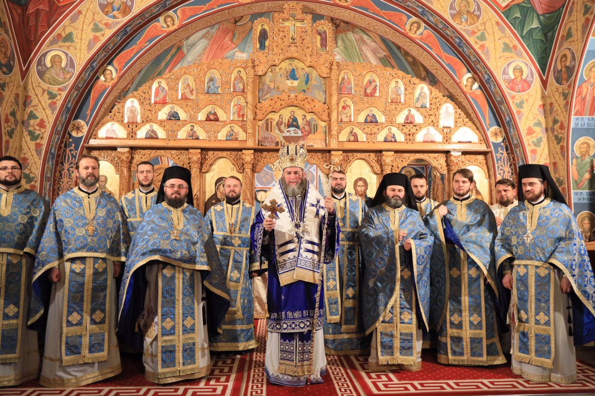 Hramuri şi slujiri arhiereşti la sărbătoarea Intrarea în biserică a Maicii Domnului 27765