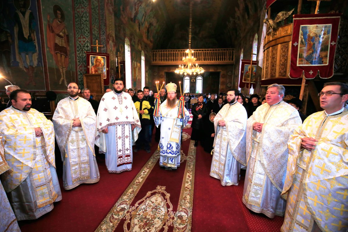 Hramuri şi slujiri arhiereşti la sărbătoarea Intrarea în biserică a Maicii Domnului 27766