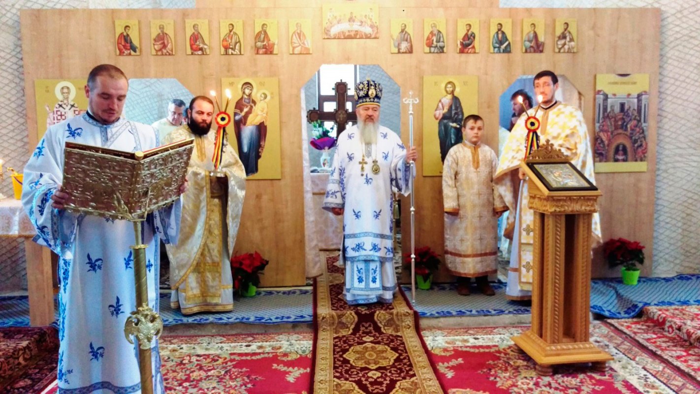 Hramuri şi slujiri arhiereşti la sărbătoarea Intrarea în biserică a Maicii Domnului 27767