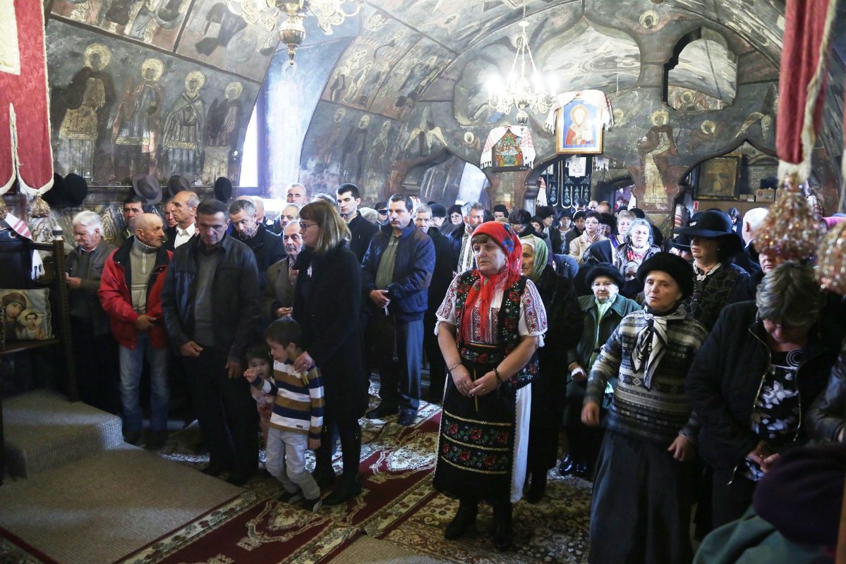 Hramuri şi slujiri arhiereşti la sărbătoarea Intrarea în biserică a Maicii Domnului 27769