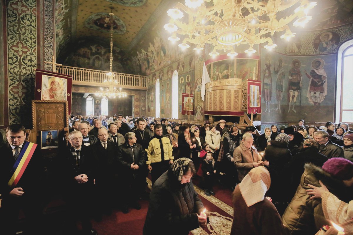 Hramuri şi slujiri arhiereşti la sărbătoarea Intrarea în biserică a Maicii Domnului 27772