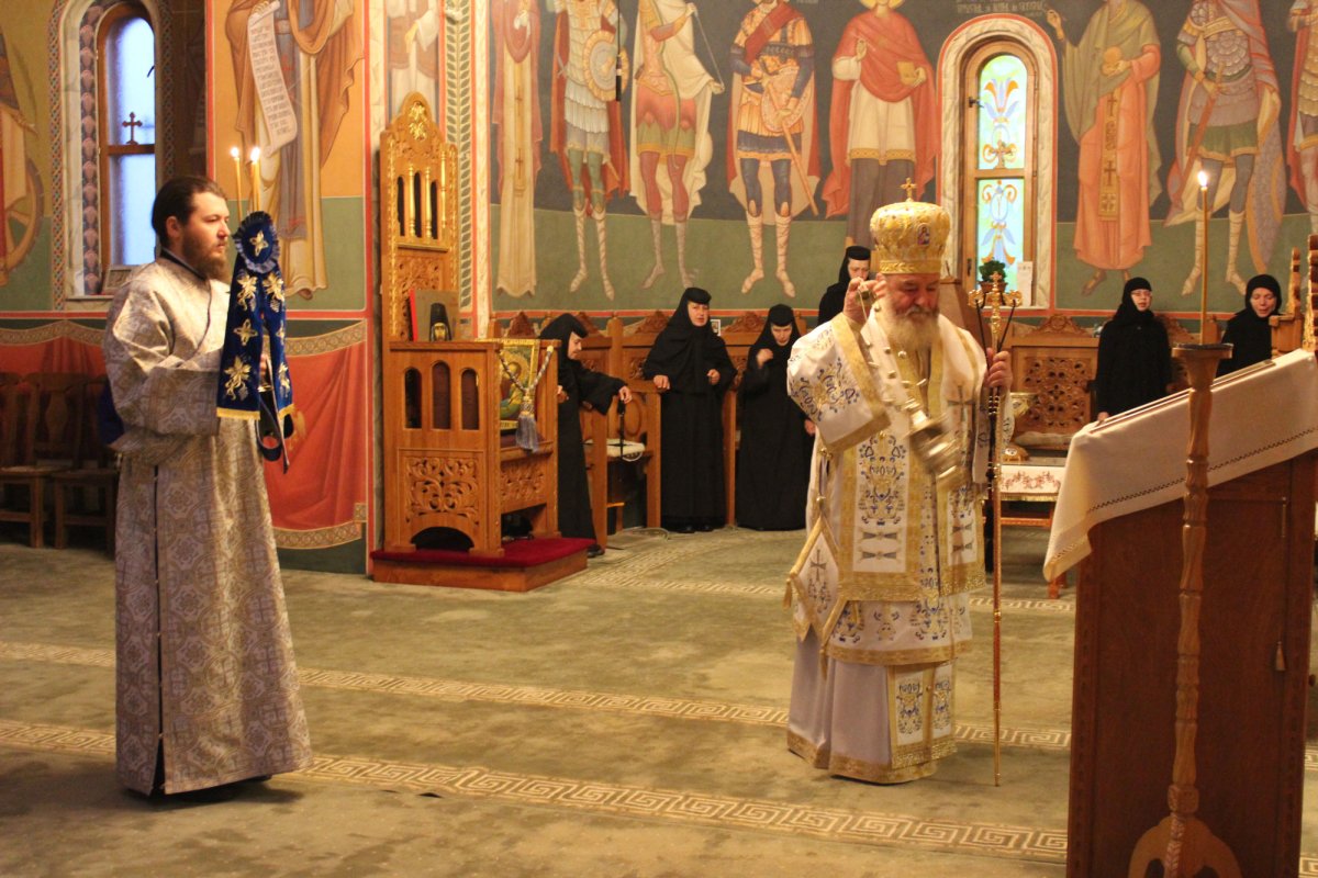 Hramuri şi slujiri arhiereşti la sărbătoarea Intrarea în biserică a Maicii Domnului 27775