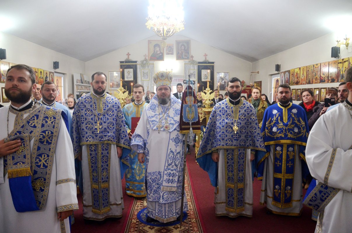 Hramuri şi slujiri arhiereşti la sărbătoarea Intrarea în biserică a Maicii Domnului 27776