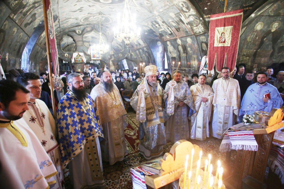Hramuri şi slujiri arhiereşti la sărbătoarea Intrarea în biserică a Maicii Domnului 27778