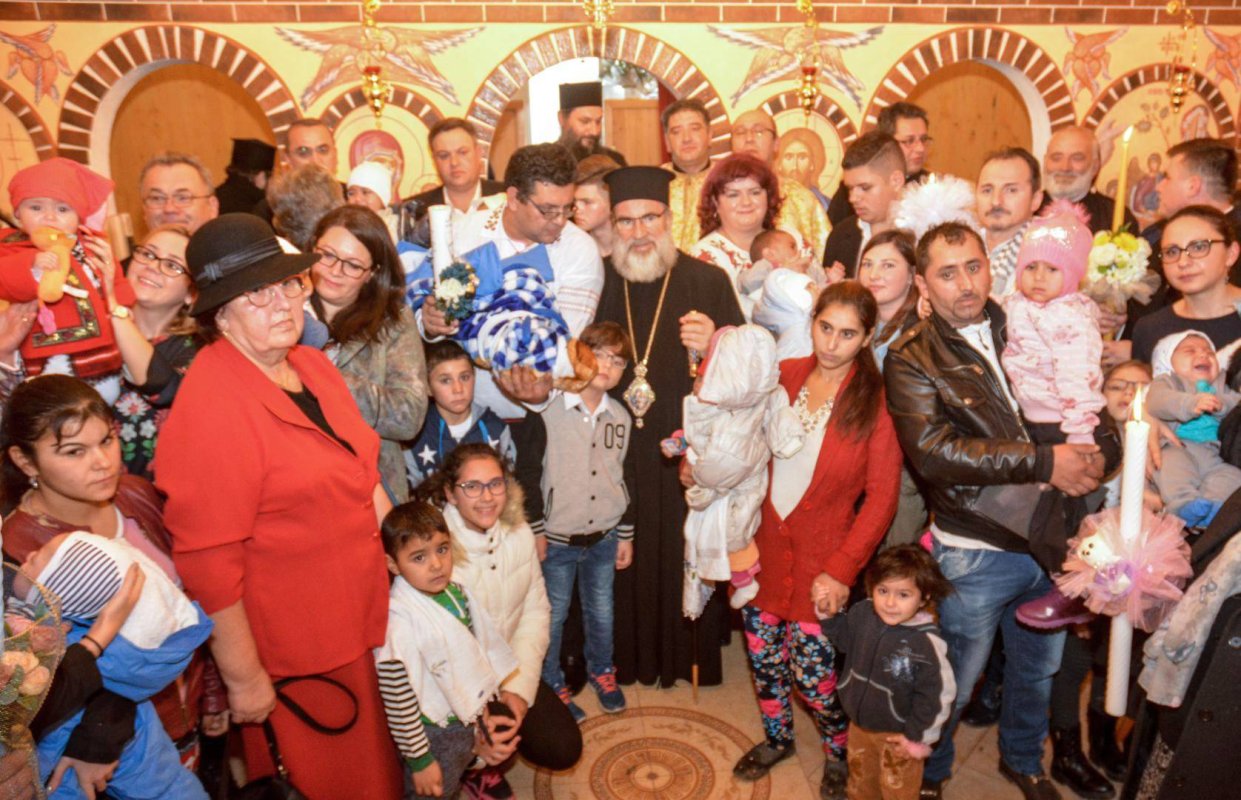 IPS Arhiepiscop Ioachim a botezat 25 de copii în Poiana Negustorului 27759