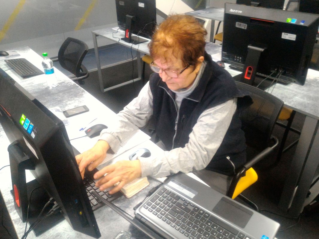 Pensionarii clujeni se împrietenesc cu tehnologia 27756