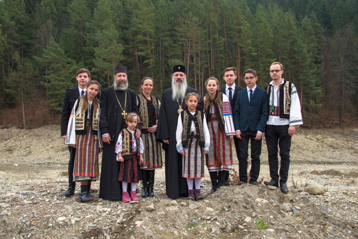 Resfinţirea Sfintei Mese şi Liturghie arhierească la Parohia „Sfinţii Apostoli Petru şi Pavel“ din satul Hangu 27547