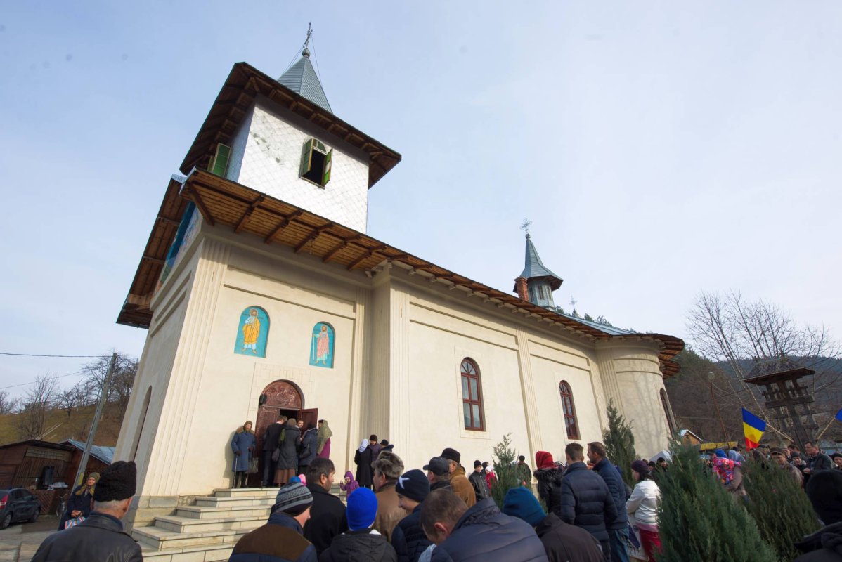 Resfinţirea Sfintei Mese şi Liturghie arhierească la Parohia „Sfinţii Apostoli Petru şi Pavel“ din satul Hangu 27548