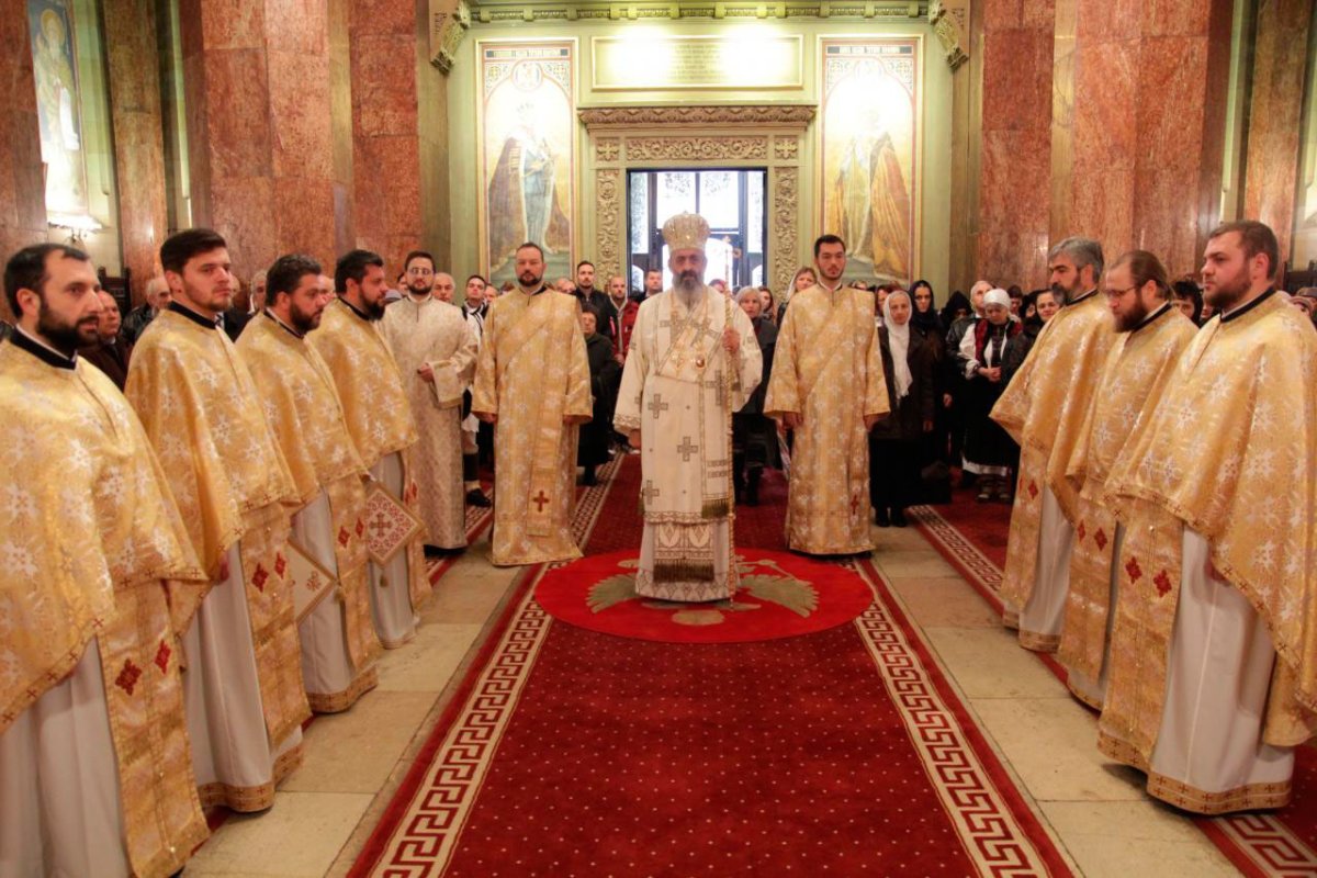 Slujiri arhiereşti şi binecuvântări în Duminica a 30-a după Rusalii 27478