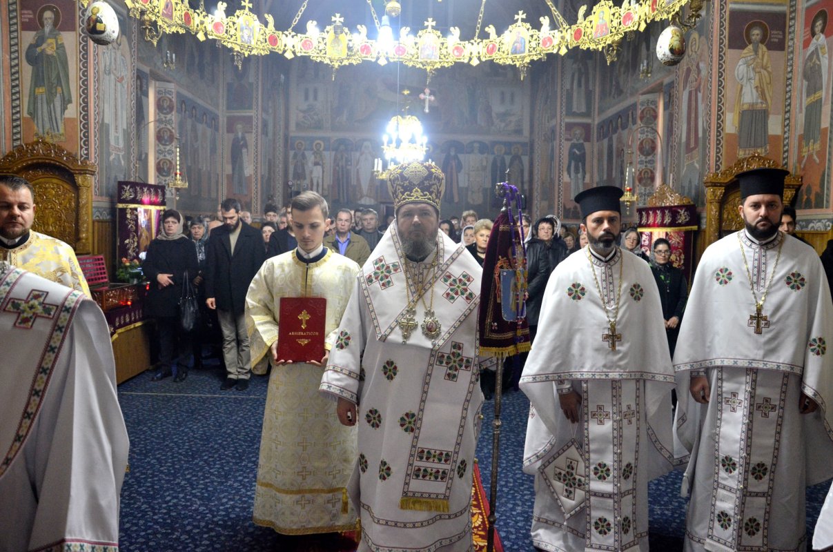 Slujiri arhiereşti şi binecuvântări în Duminica a 30-a după Rusalii 27486