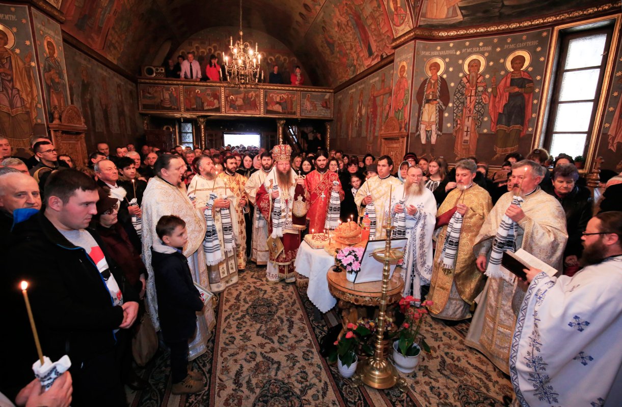 Slujiri arhiereşti şi binecuvântări în Duminica a 30-a după Rusalii 27490