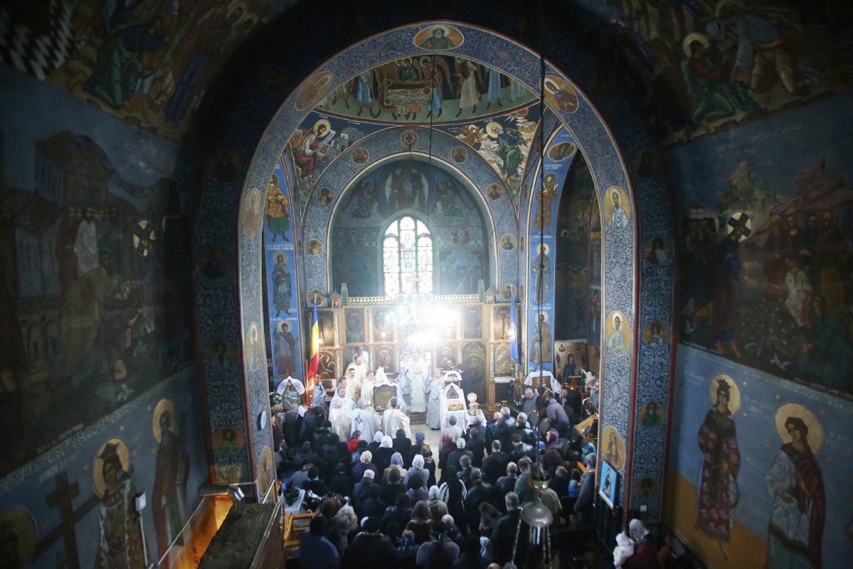 Slujiri arhiereşti şi binecuvântări în Duminica a 30-a după Rusalii 27492