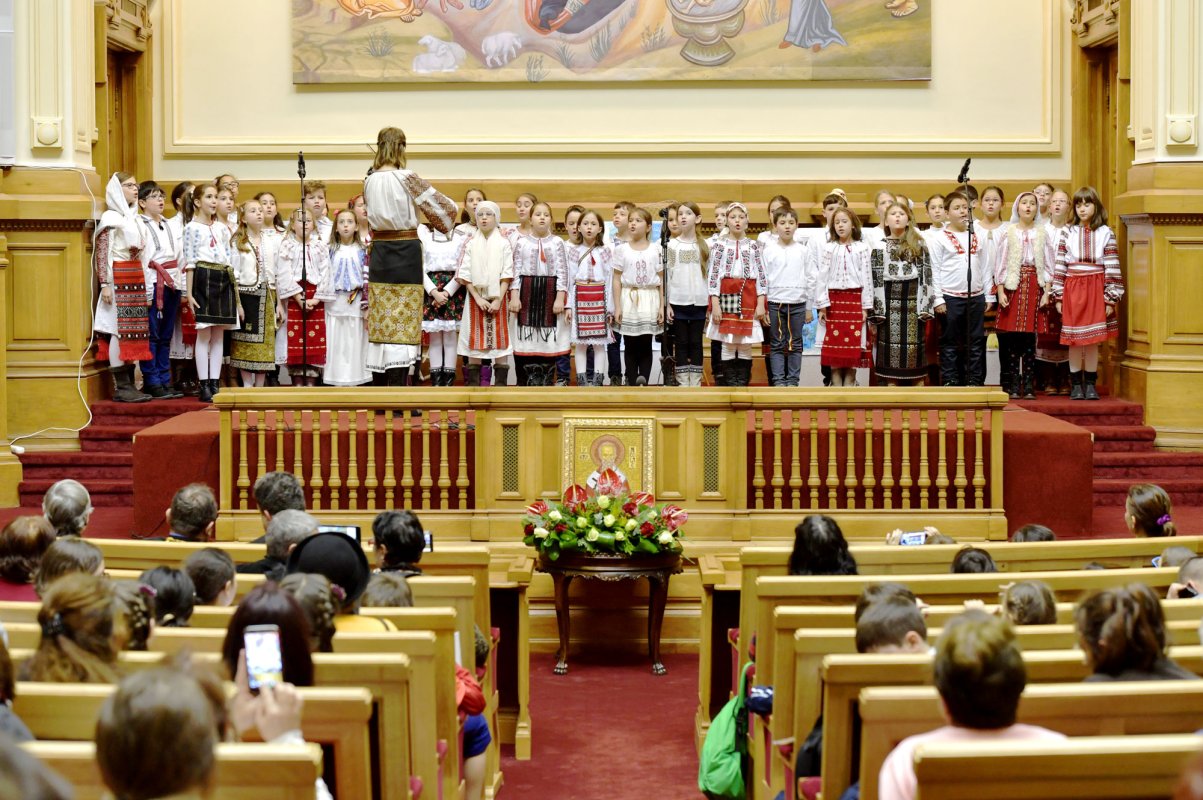 Spectacol cultural-artistic „Sfântul Nicolae în mijlocul copiilor” 27239