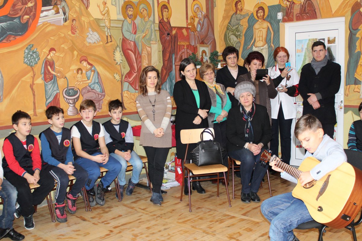 Concerte de colinde şi activităţi cu copiii la parohia clujeană Naşterea Domnului 27132